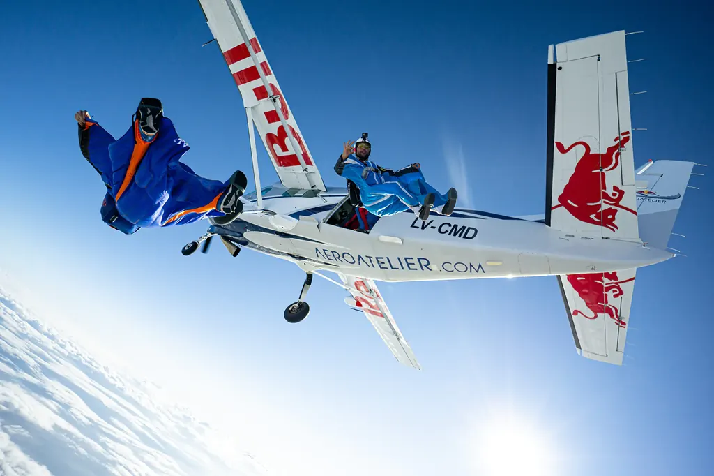 Wingsuit saliendo del avión, fotografiado desde afuera