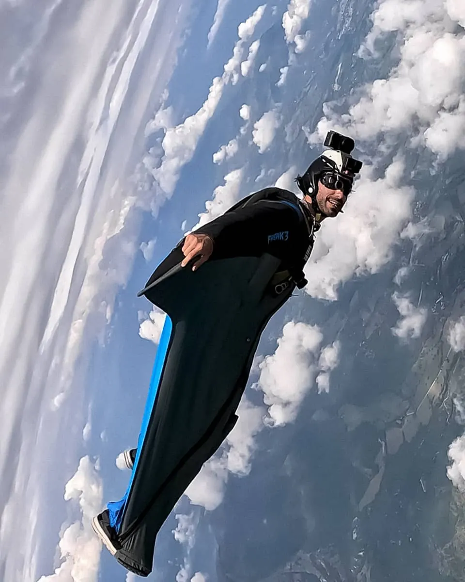 Manu Flores volando wingsuit sobre las nubes