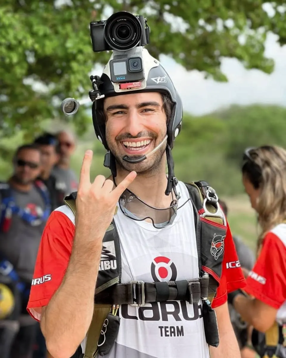 Manu Flores con el casco de cámara puesto